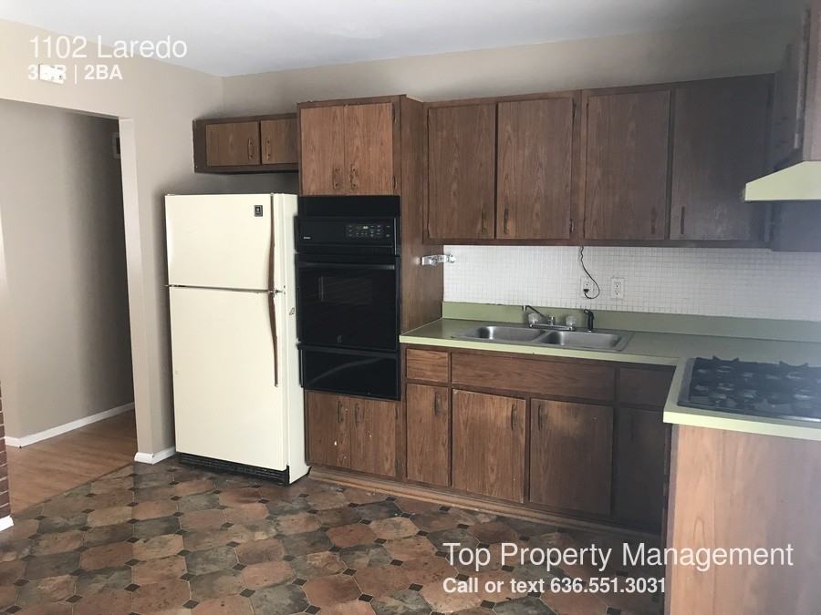 1102 Laredo Ave - Photo 3 of 7