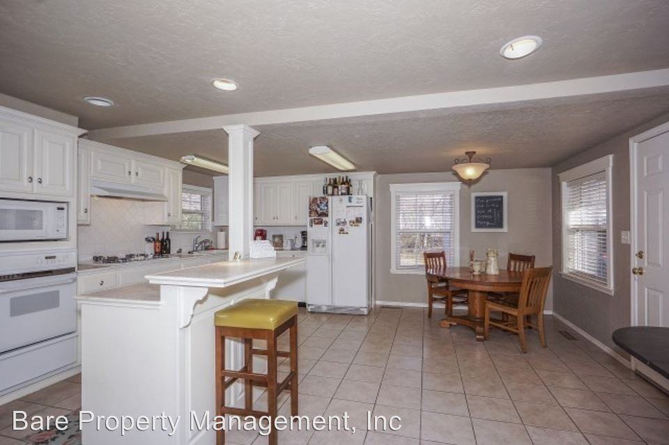 1017 McFarland St - Photo 3 of 14