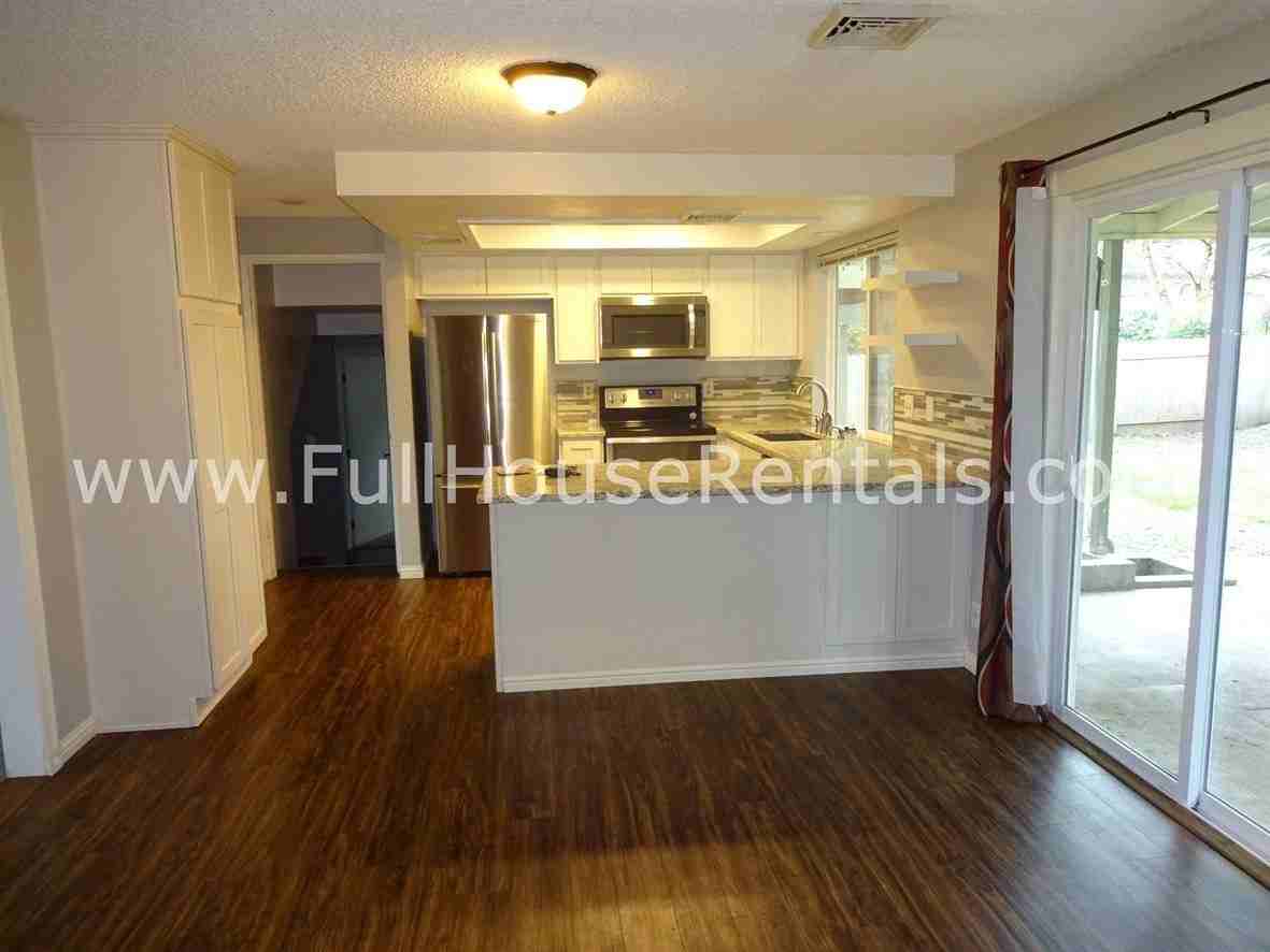 6559 E St - Photo 3 of 11