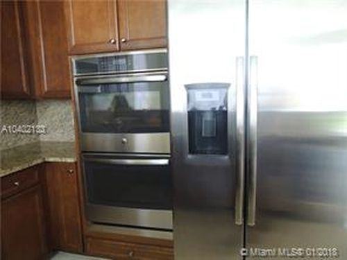 10010 NW 86th St - Photo 2 of 8