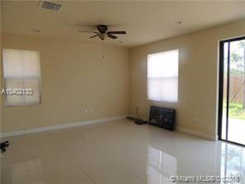10010 NW 86th St - Photo 3 of 8
