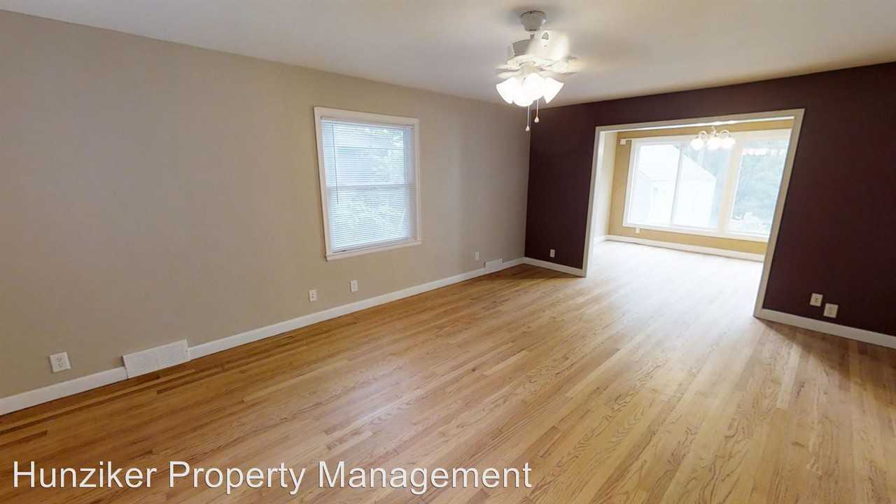 330 N Franklin Ave - Photo 2 of 10