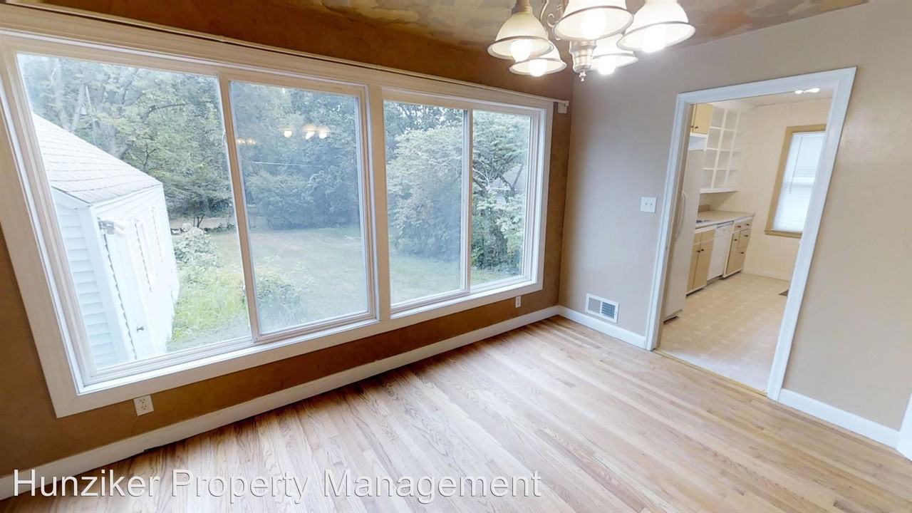 330 N Franklin Ave - Photo 3 of 10