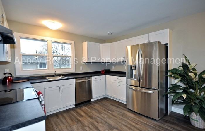 772 Leroy Ave - Photo 3 of 13