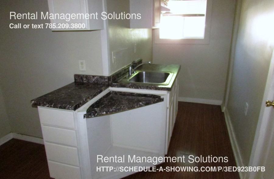 1622 SW Topeka Blvd - Photo 2 of 8