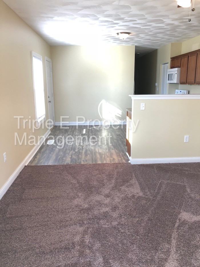 126 S 8th Ave - Photo 2 of 8