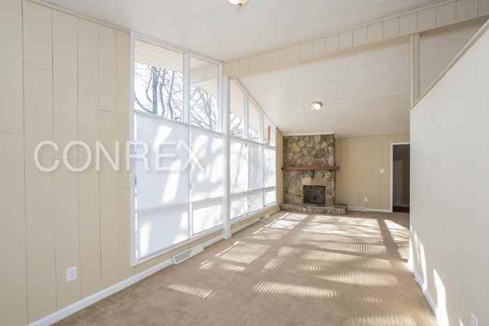 1111 Fields St - Photo 3 of 11