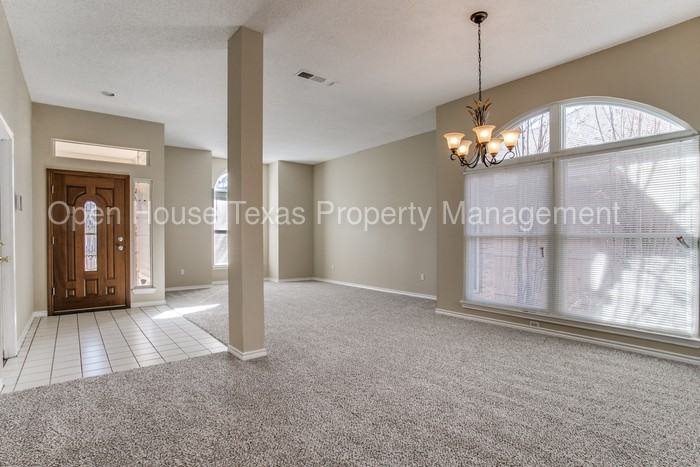 2211 Reverchon Dr - Photo 2 of 12