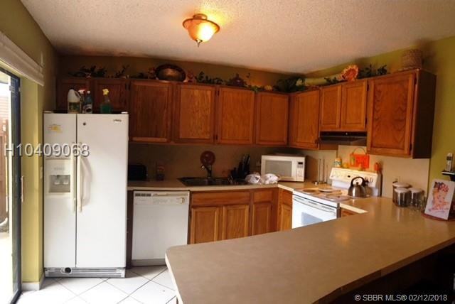 2563 Lakeview Court - Photo 2 of 7