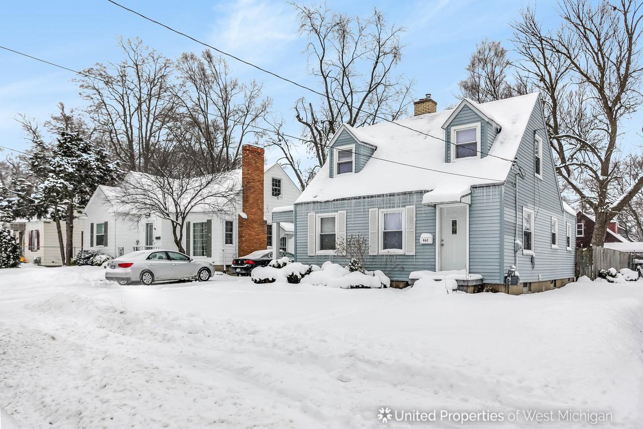 862 Hazen St SE - Photo 3 of 21