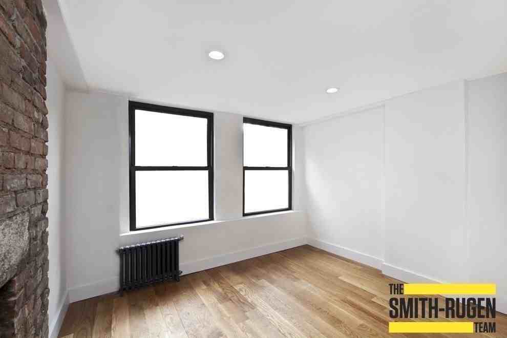 331 E 5th Street - Photo 3 of 7