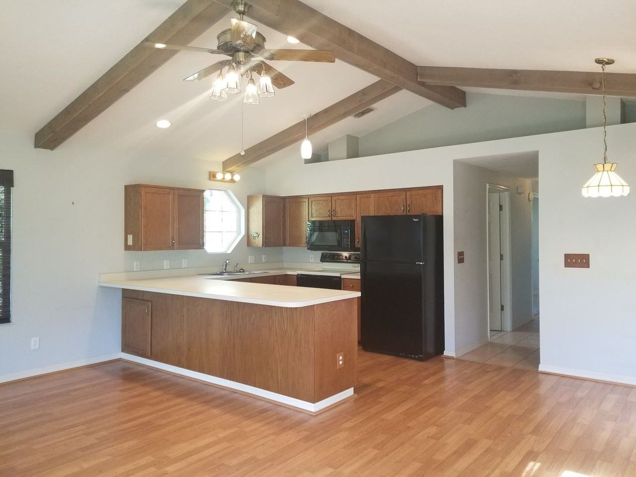 450 Paradise Dr - Photo 3 of 16