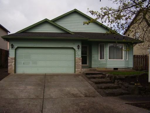 2347 SE Kane Ave - Photo 2 of 17