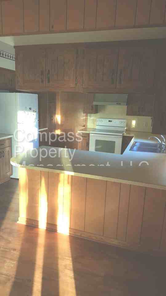 804 W Locust St - Photo 3 of 12