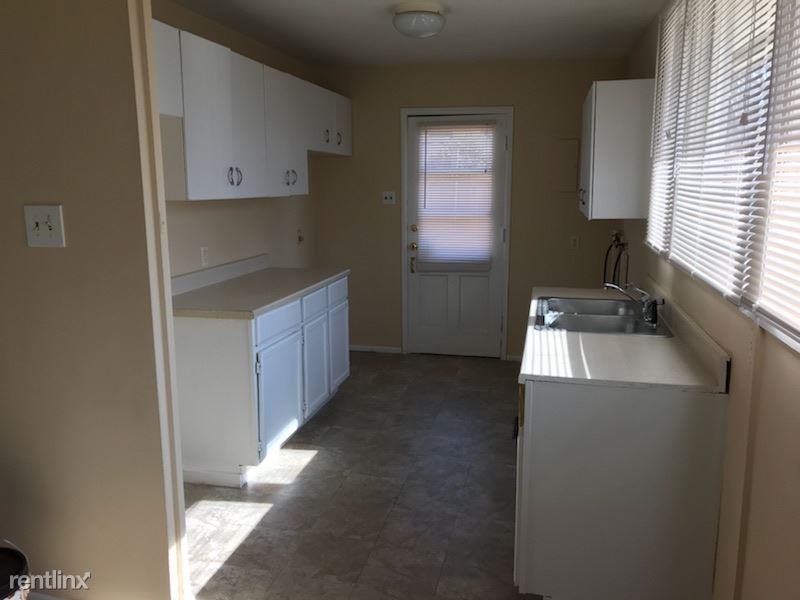 1325 SW Caledon St - Photo 3 of 9