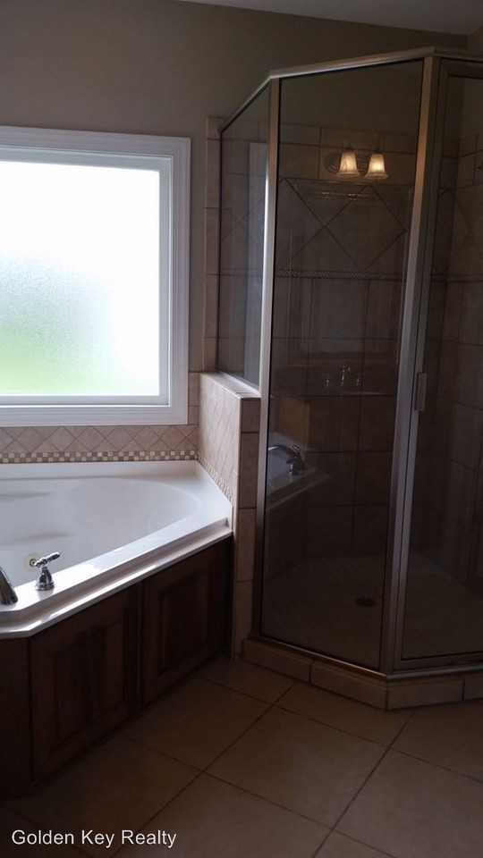 110 Fairfax Ct - Photo 3 of 25