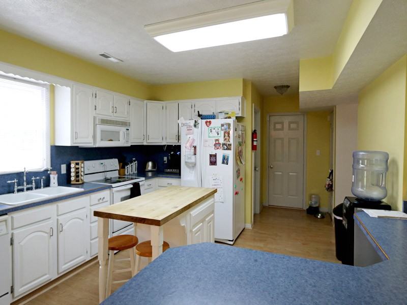 127 Elaine Dr - Photo 3 of 16