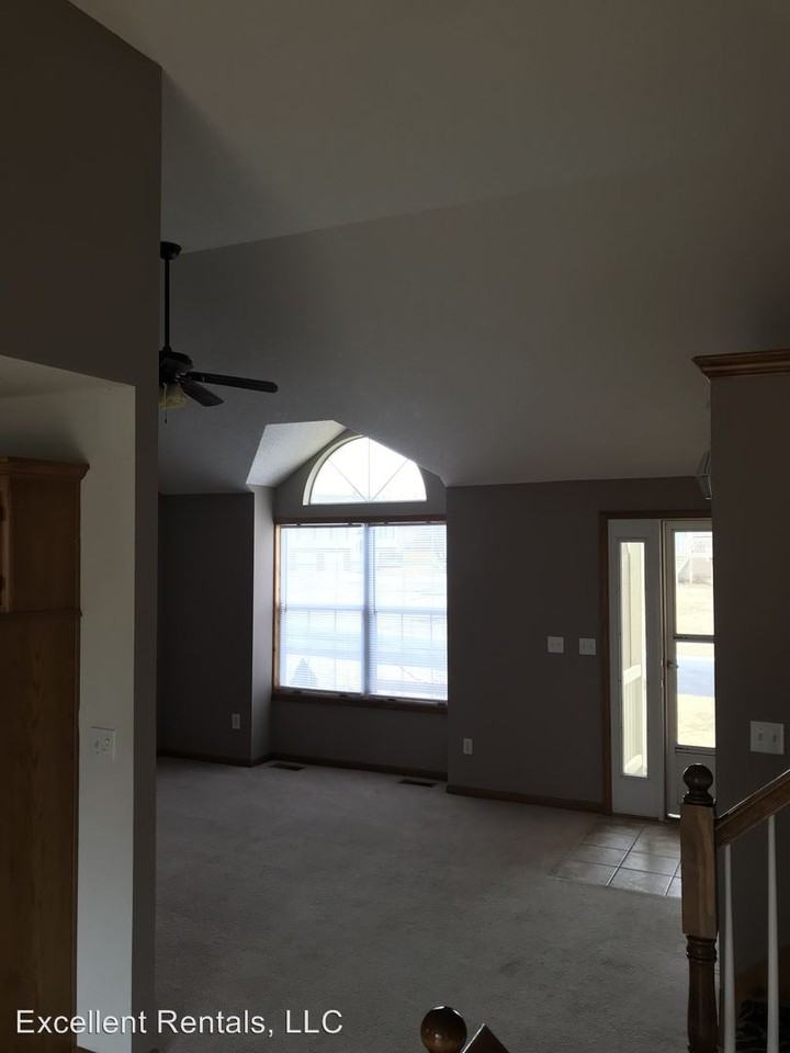 1504 SE Ridgeport Cir - Photo 3 of 12