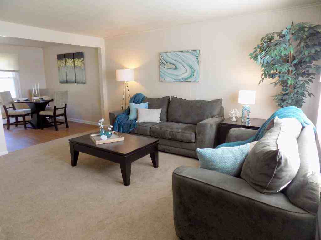 Colonial Townhouse Apartments - Photo 3 of 19