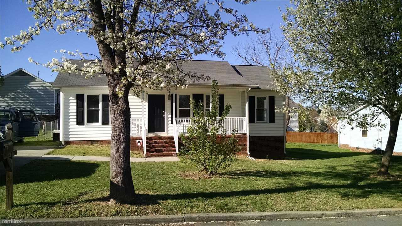 1127 W 13th St - Photo 2 of 9