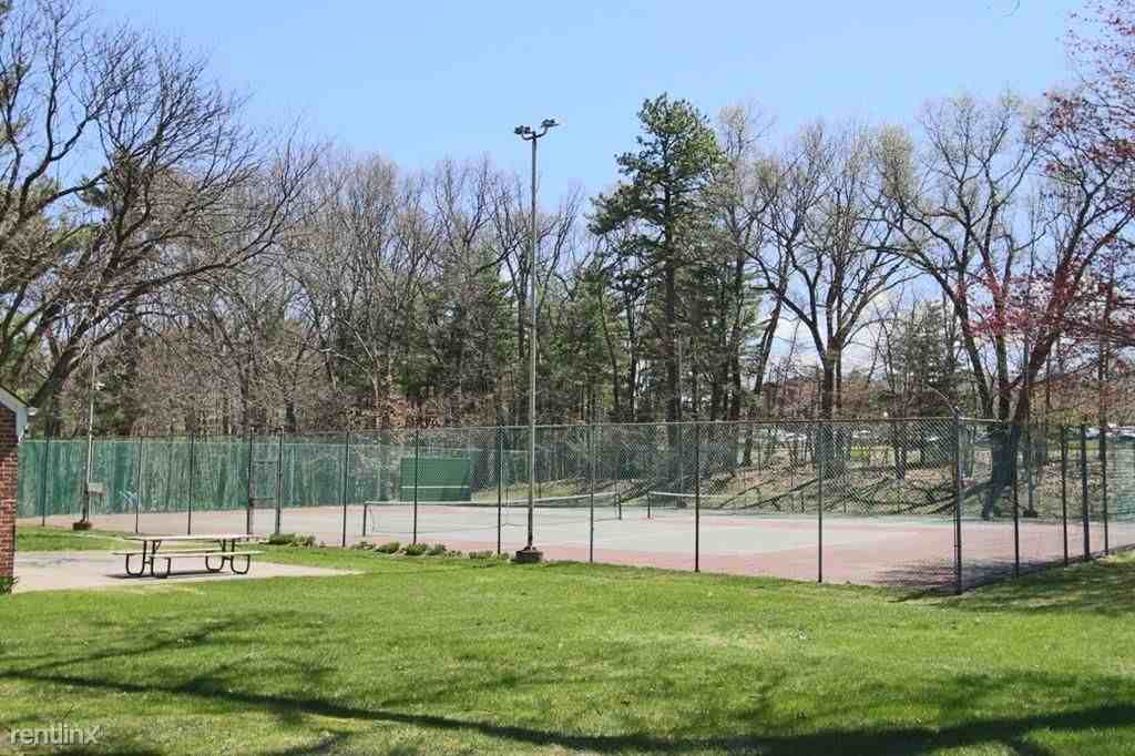 Condominiums Apartments 32 Yorktown Dr, Springfield, MA