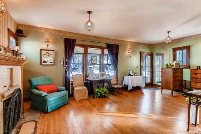 10902 S Hoyne Ave - Photo 2 of 11