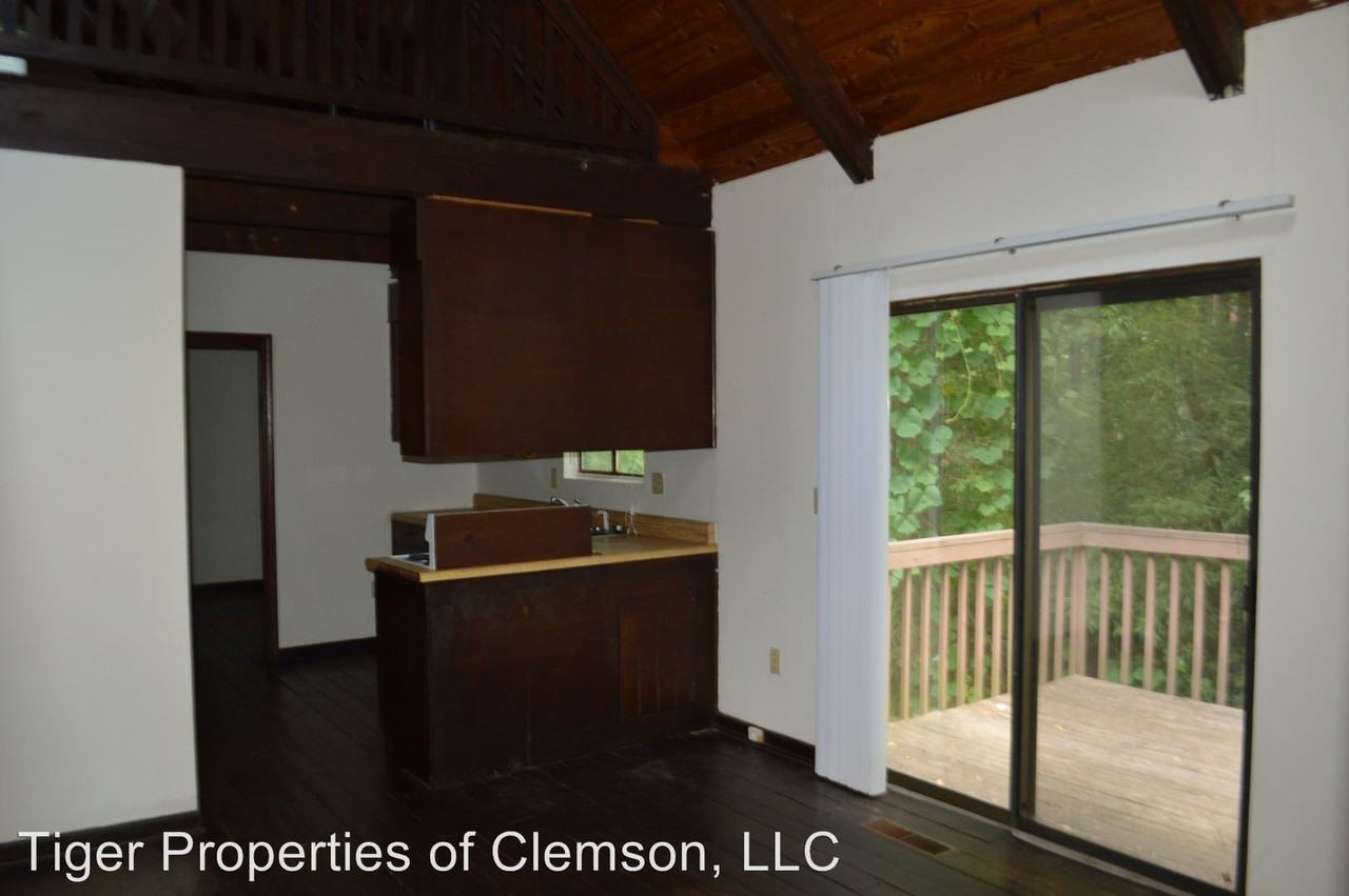 405 Lindsay Rd - Photo 3 of 10