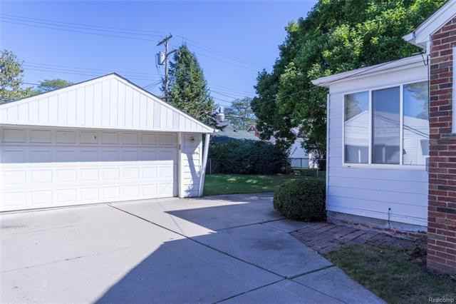 22421 W Outer Dr - Photo 2 of 7