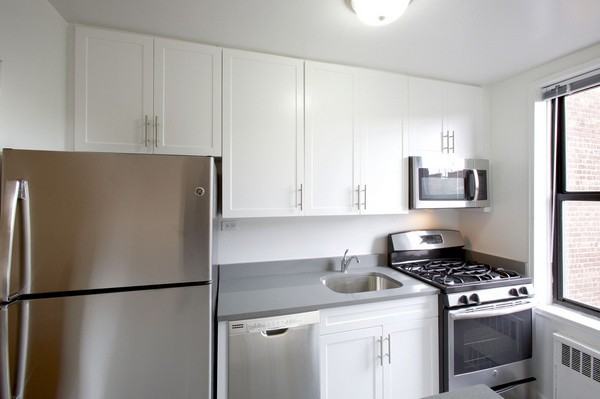 Kings and Queens Apartments - Tulane - Photo 3 of 16