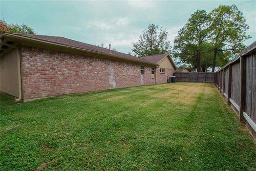 11704 Brighton Ln - Photo 2 of 8