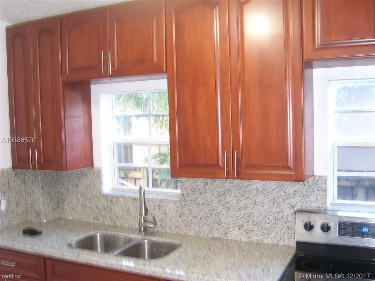6912 NE 5th Ave - Photo 2 of 11