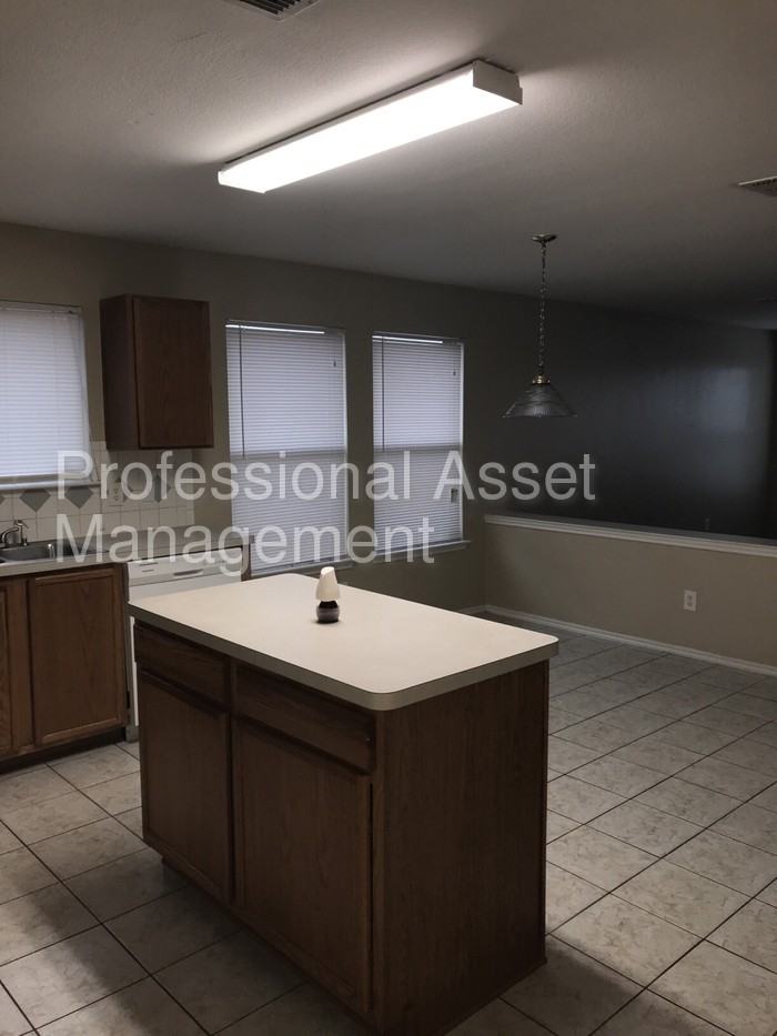 2237 Midbury Dr - Photo 2 of 9