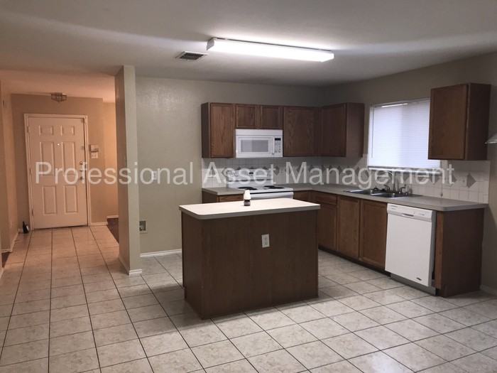 2237 Midbury Dr - Photo 3 of 9