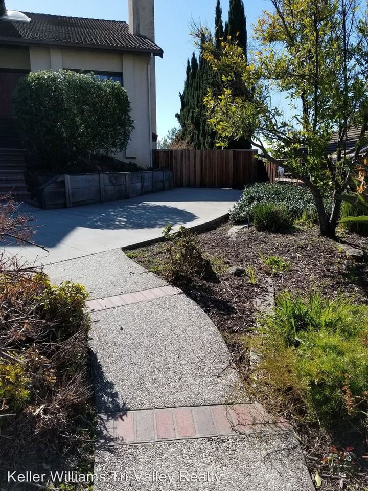 46689 Windmill Dr - Photo 3 of 23