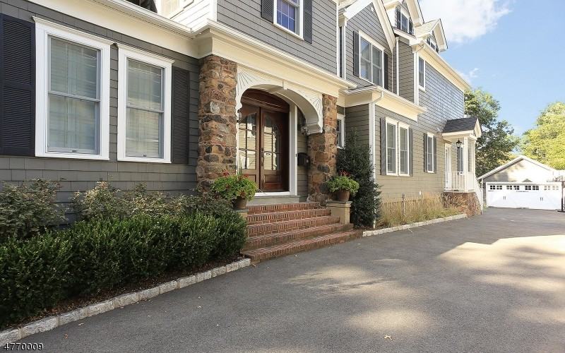 556 Highland Ave - Photo 2 of 25