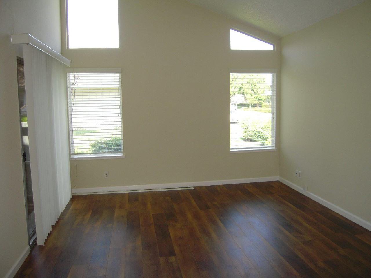 1044 Eagle Ln - Photo 2 of 11