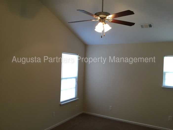 131 Barbara St - Photo 3 of 14