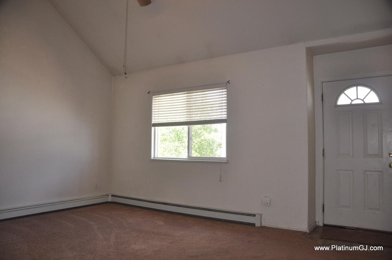 493 David Ct - Photo 2 of 10