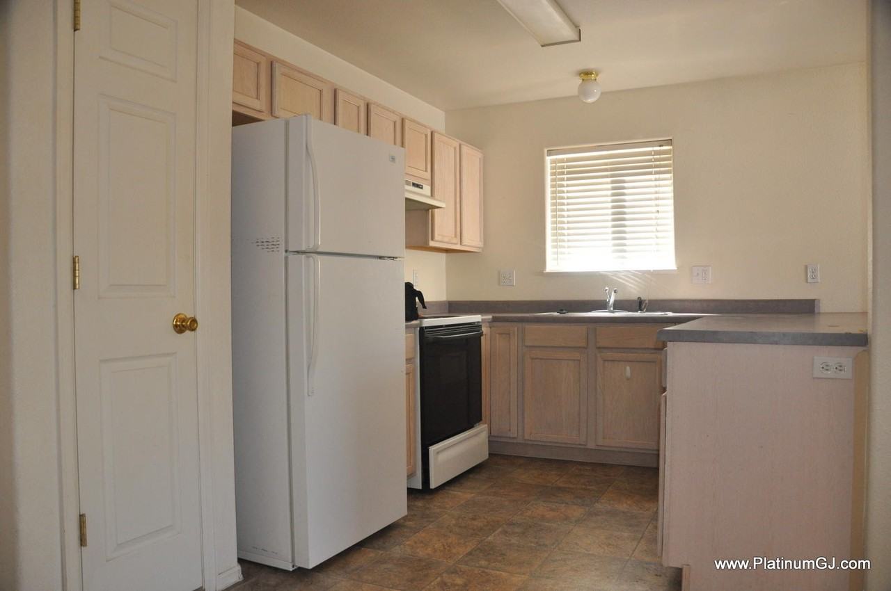 493 David Ct - Photo 3 of 10