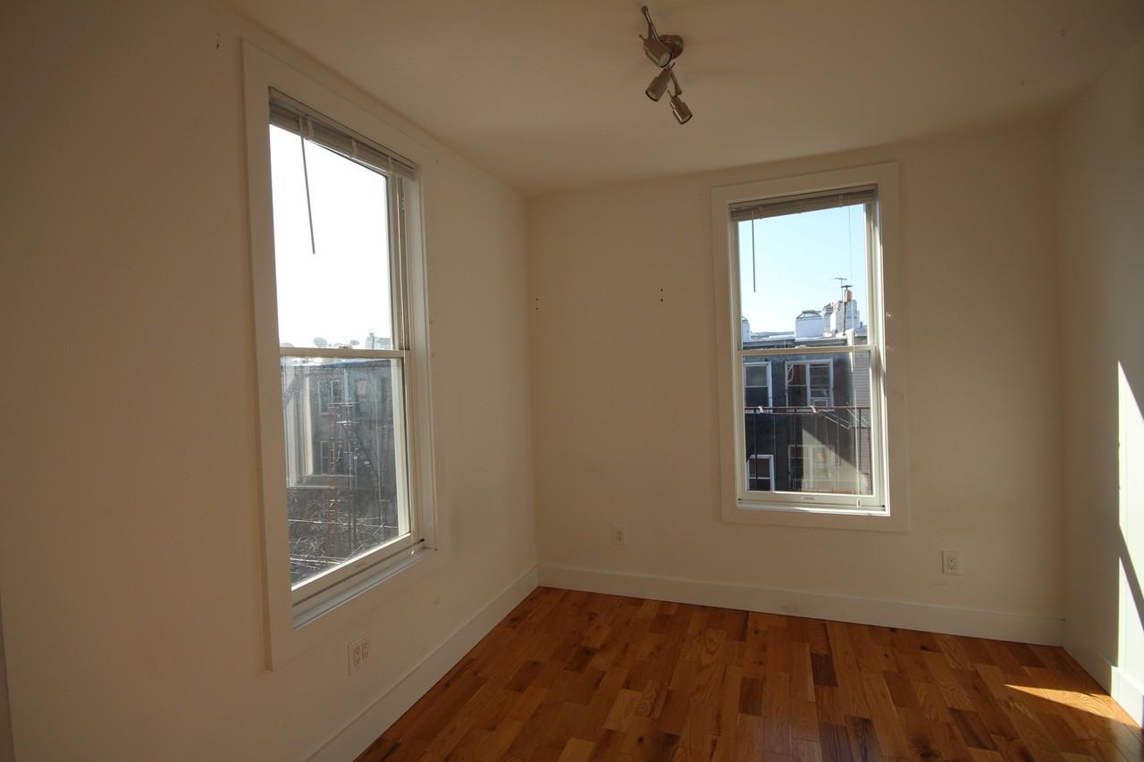 215 North Henry Street #11OO