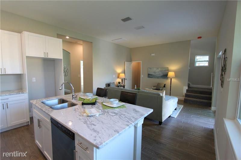 937 Yale St N - Photo 2 of 16