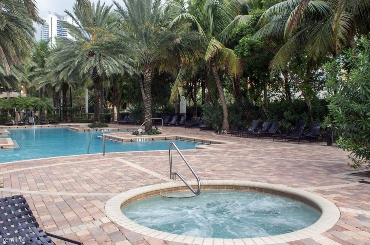 17125 N Bay Rd - Photo 3 of 6