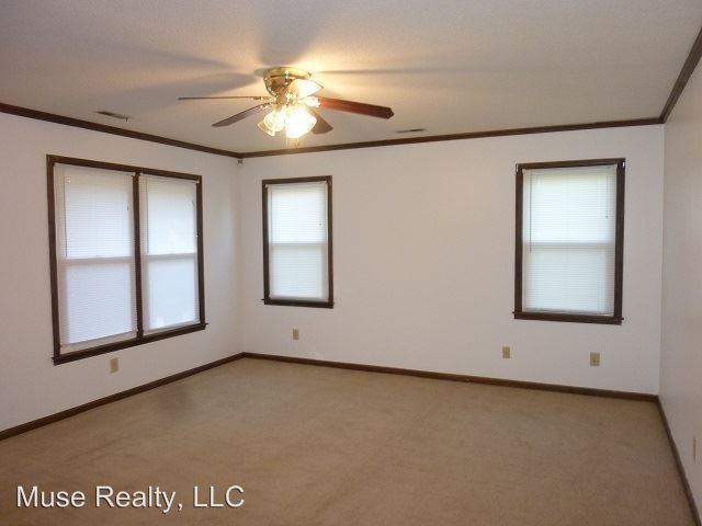 1071 Eastwood Dr - Photo 2 of 3