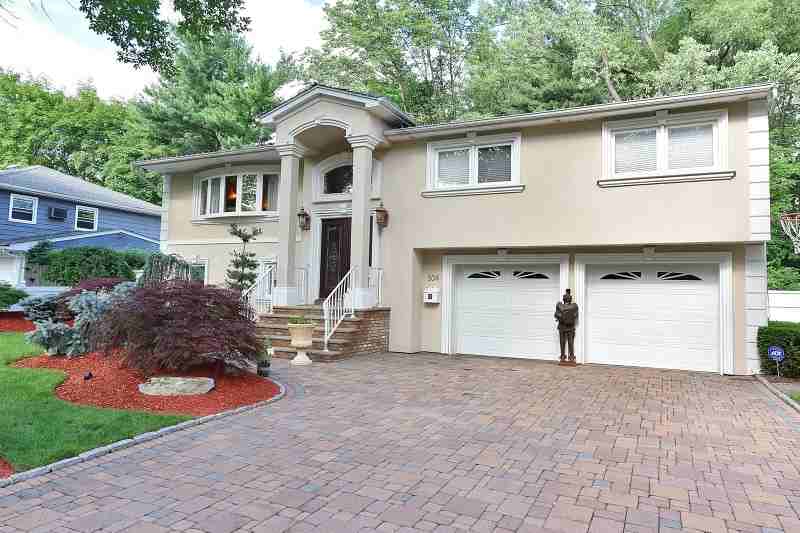 304 McKinley Blvd - Photo 2 of 24