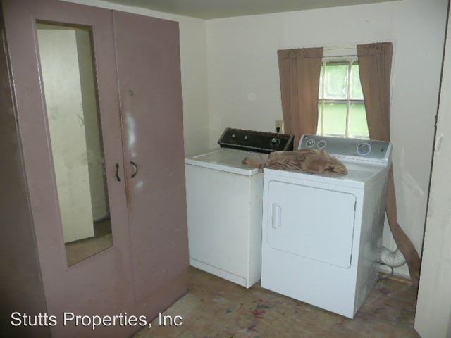 1119 E 8th St - Photo 2 of 6