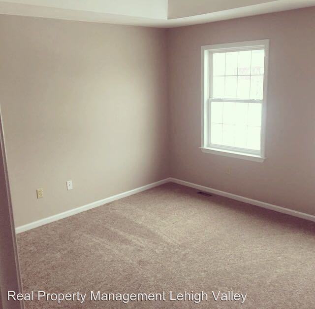 315 S Oak St - Photo 2 of 15