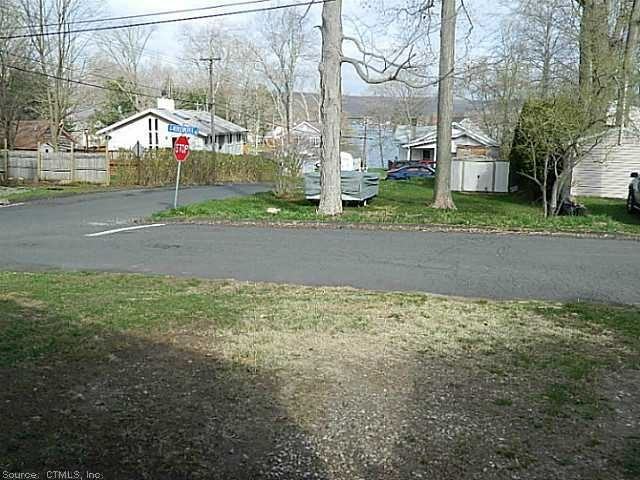 16 Mark Twain Dr - Photo 3 of 13