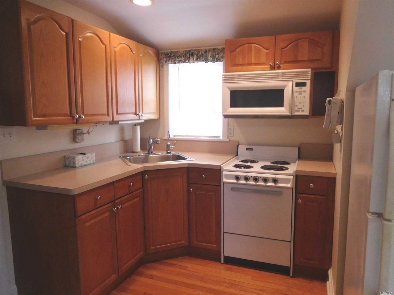 527 Old Country Rd - Photo 2 of 10