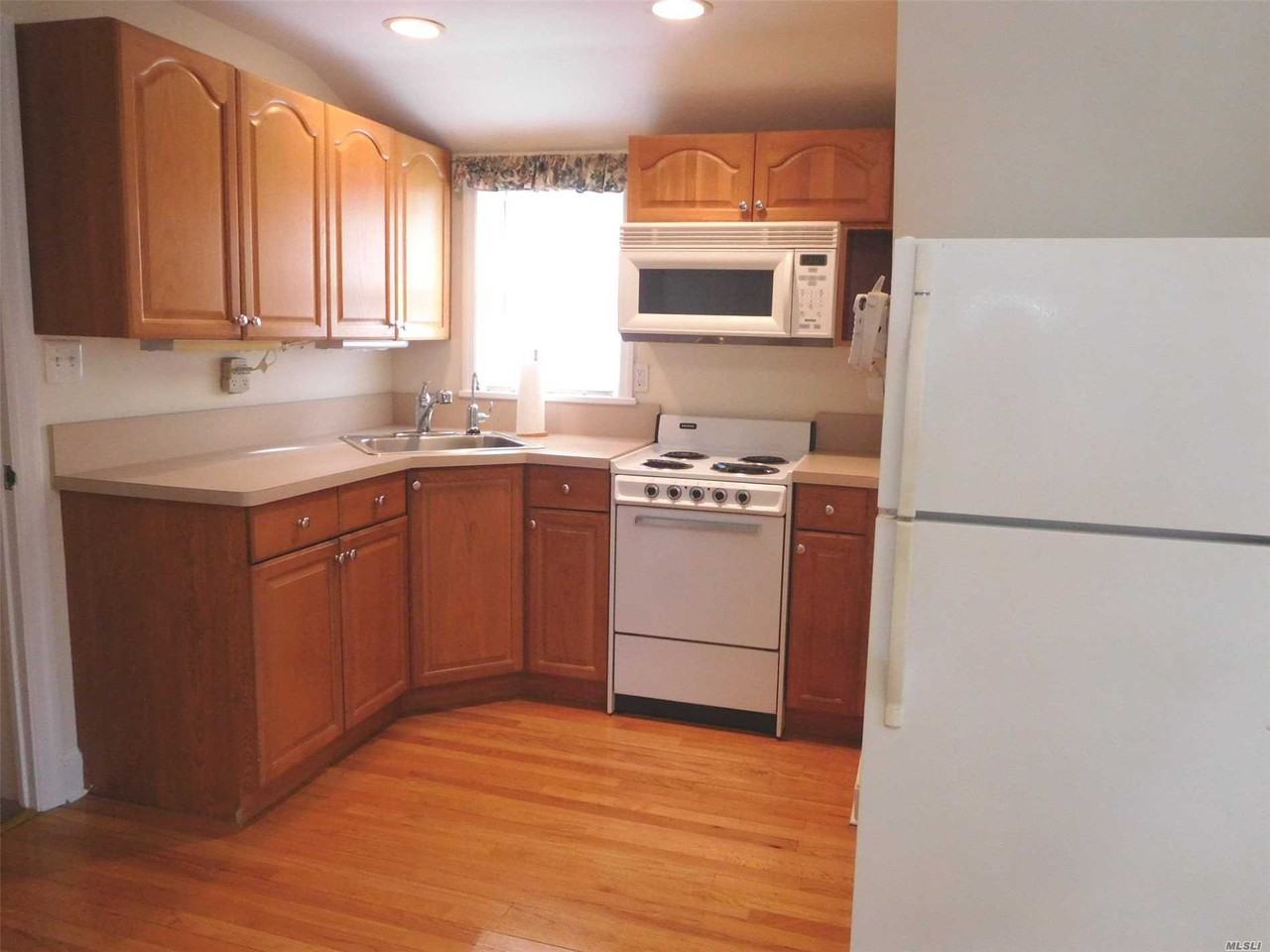 527 Old Country Rd - Photo 3 of 10