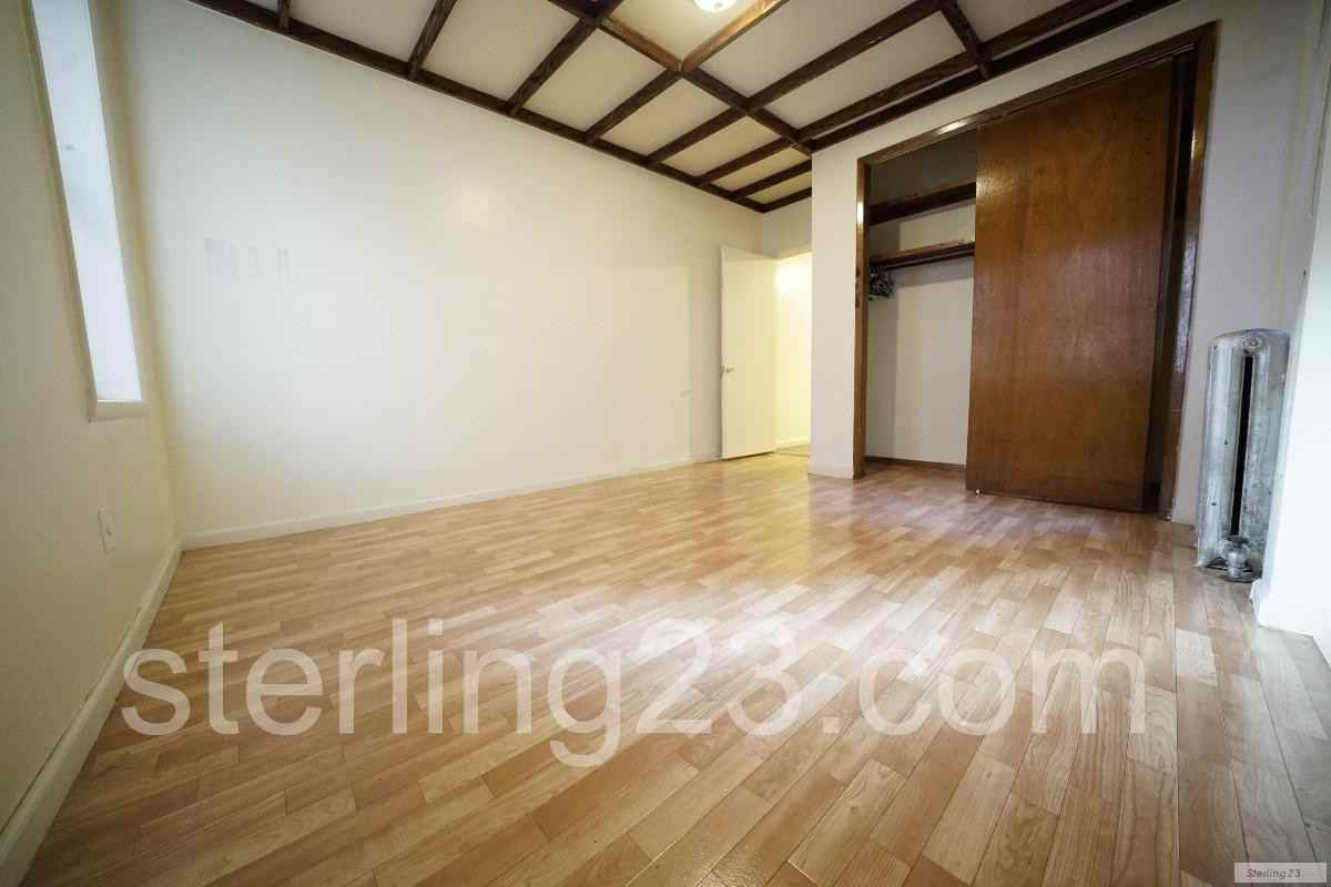 25-38 Astoria Blvd #1R - Photo 3 of 6